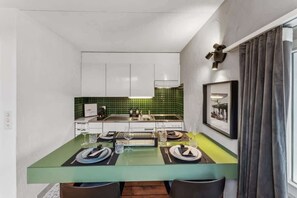 Fridge, oven, stovetop, coffee/tea maker