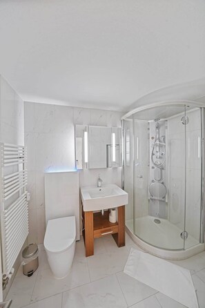 シャワー、ヘアドライヤー、タオル、石鹸