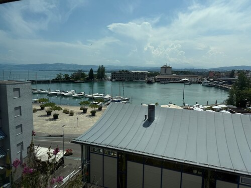 book2stay: Lakefront Apt w/Balcony, near Harbor & Station