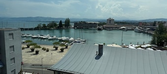 book2stay: Lakefront Apt w/Balcony, near Harbor & Station