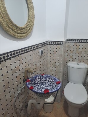 Classic Single Room | Bathroom | Towels, soap, shampoo, toilet paper