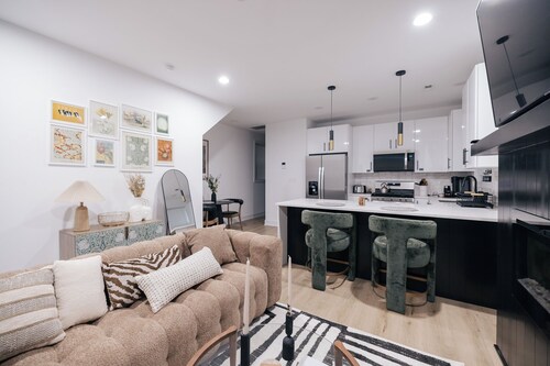 Modern Condo 6 Min to UChicago & Hospitals with Free Parking