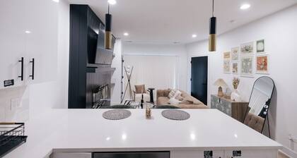 Modern Condo 6 Min to UChicago & Hospitals with Free Parking