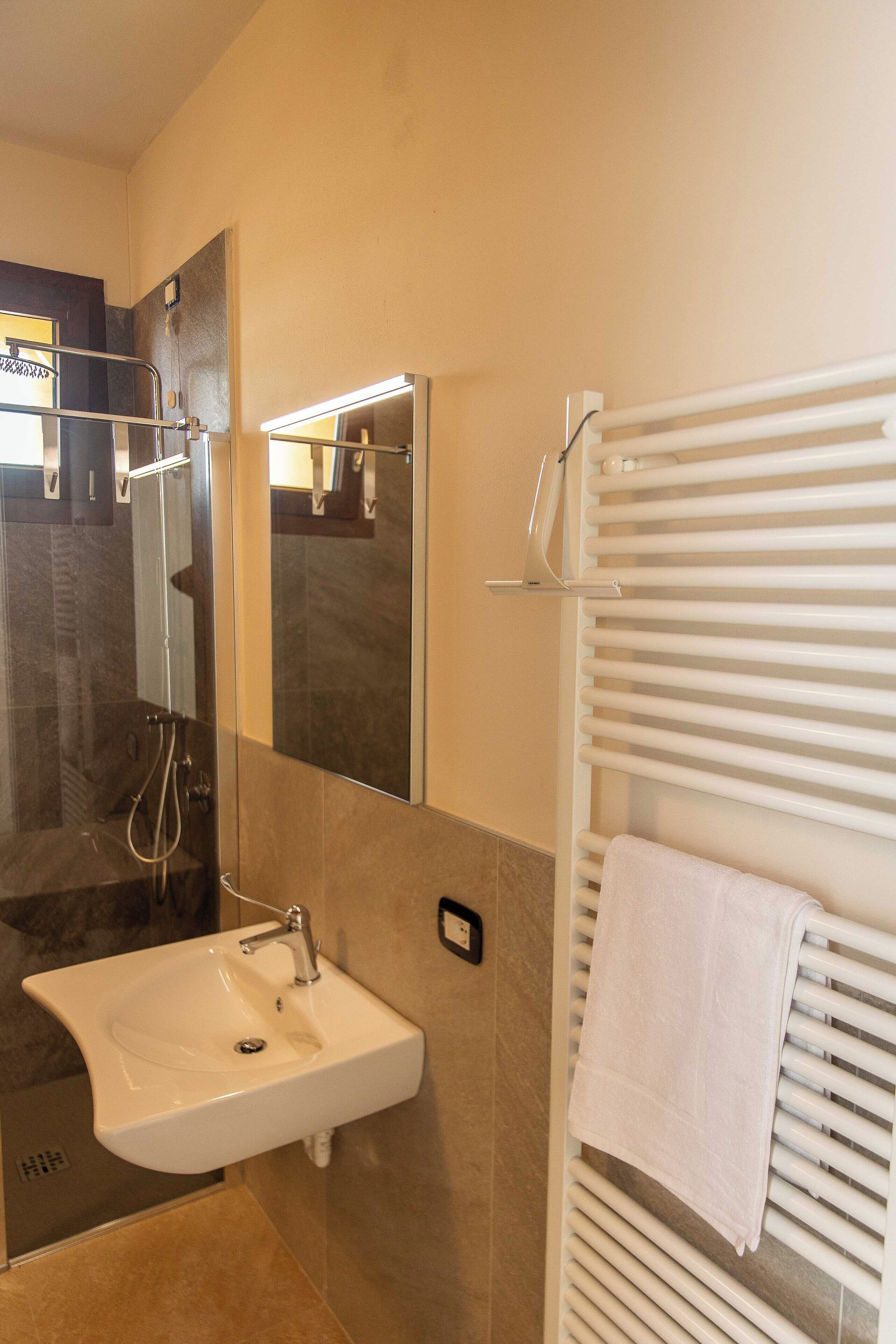 Dusche, Haartrockner, Bidet, Handtücher