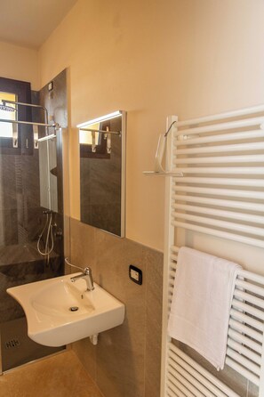 Dusche, Haartrockner, Bidet, Handtücher