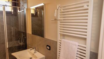 Douche, sĂšche-cheveux, bidet, serviettes fournies