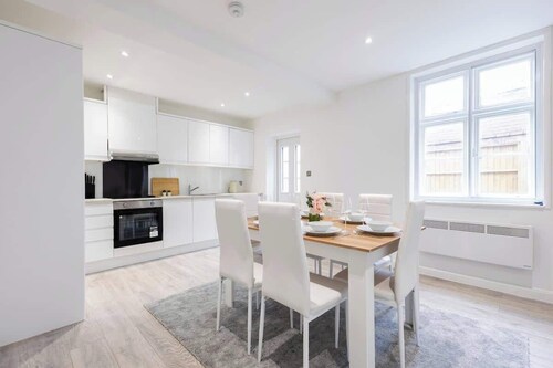 Stunning Apartment | Free Parking | Great Location
