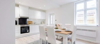 Stunning Apartment | Free Parking | Great Location