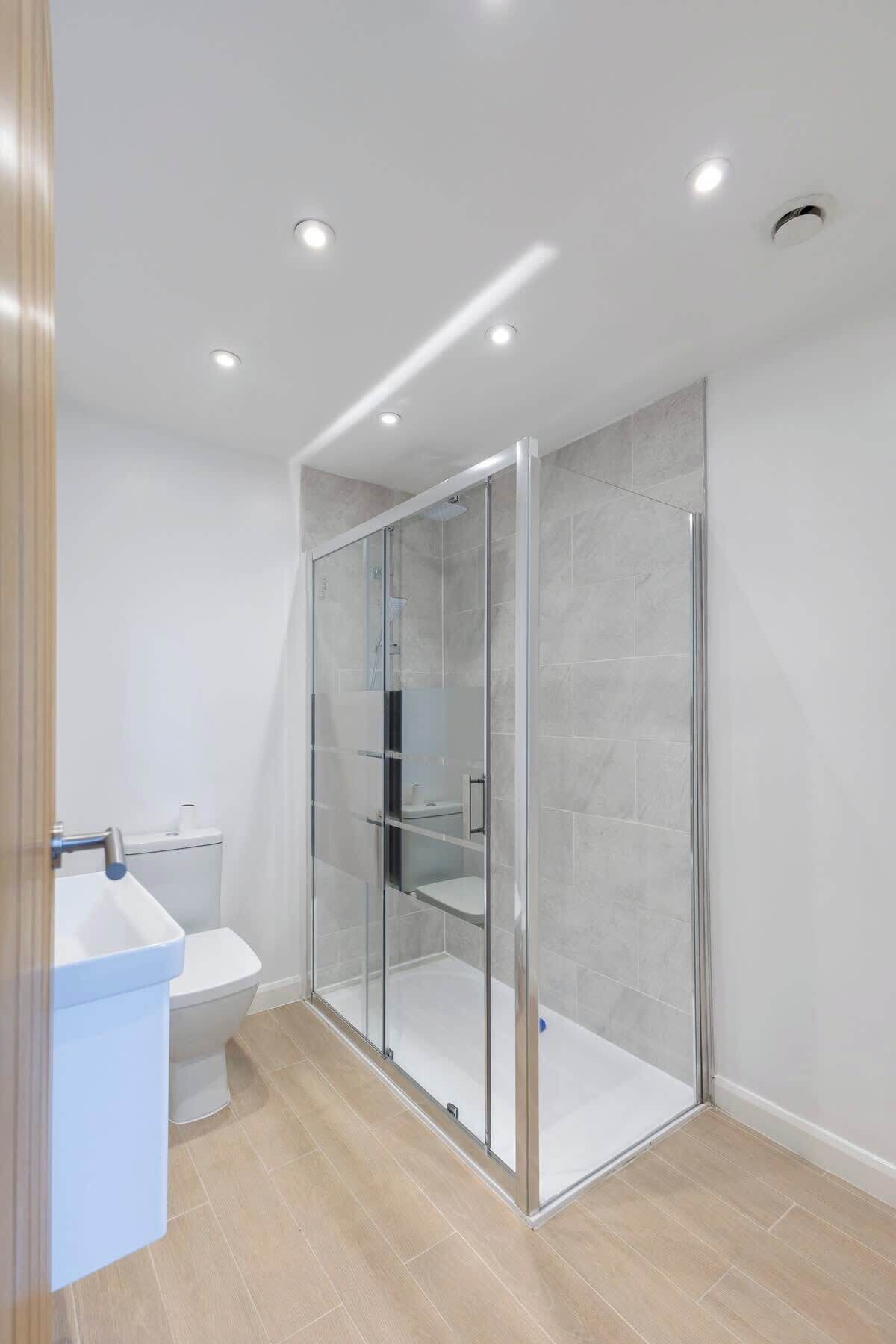 Shower, hair dryer, towels, shampoo