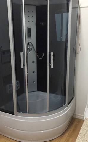 Deluxe-Zimmer, Blick auf den Innenhof | Badezimmer | Badewanne und Dusche (separat), Seife, Toilettenpapier