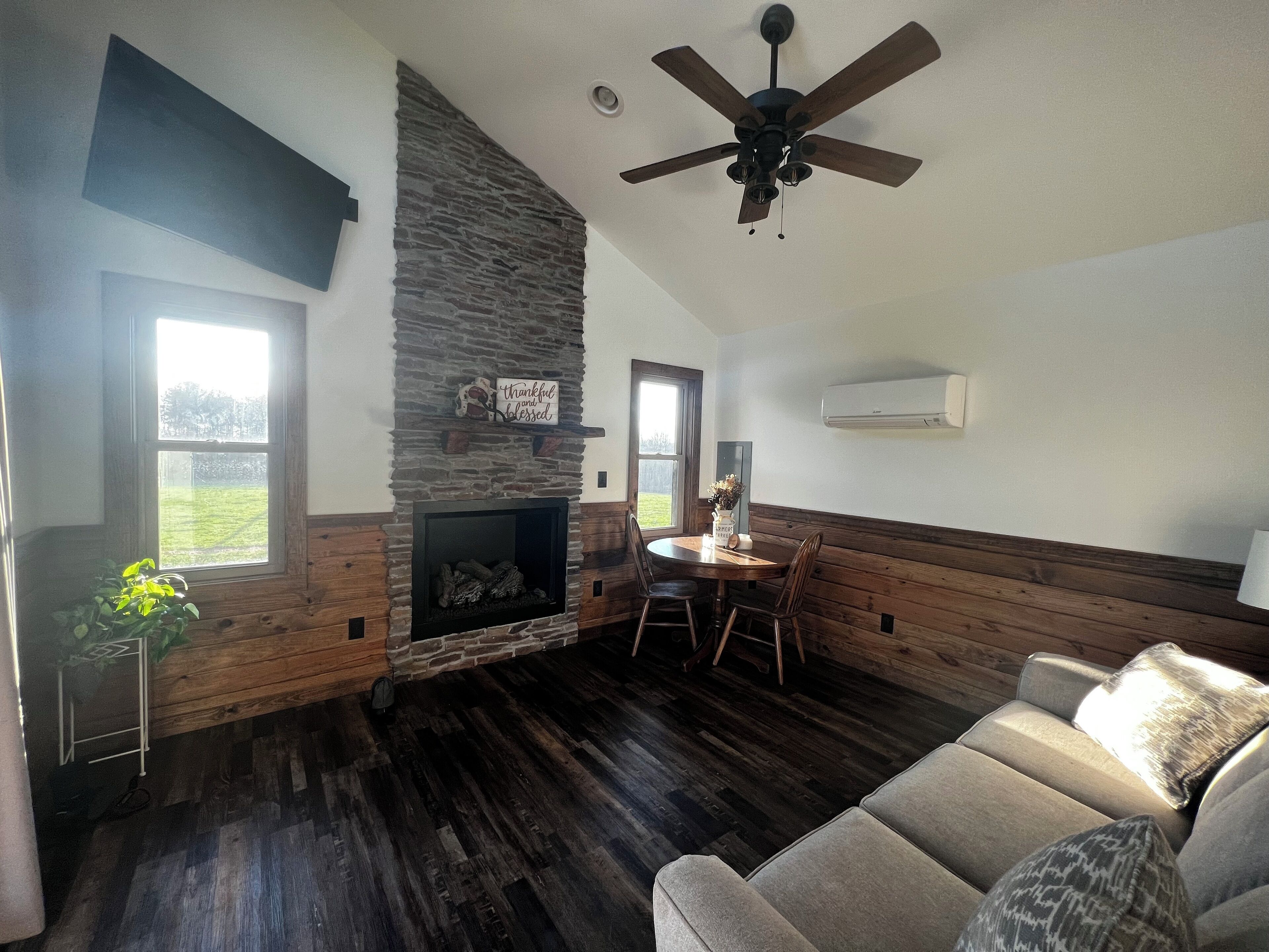 Smart TV, fireplace