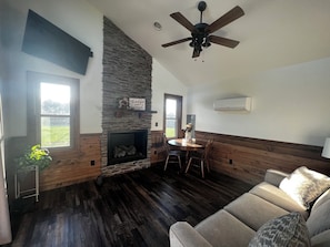Smart TV, fireplace - Relaxation and a priceless view! (Pilot Mountain)