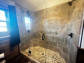 Shower, hair dryer, towels, toilet paper - Relaxation and a priceless view! (Pilot Mountain)