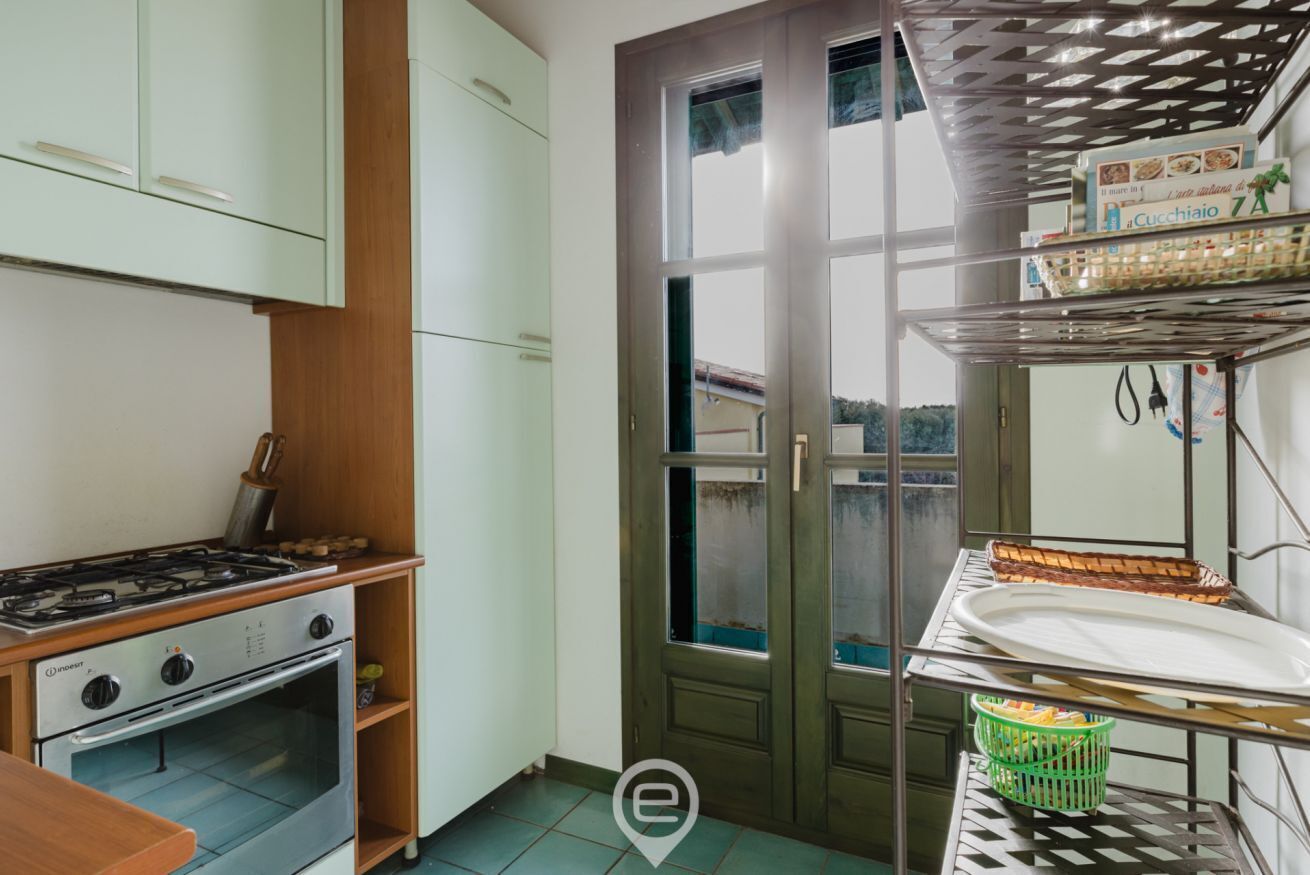 Réfrigérateur, four, plaque de cuisson, cafetière/bouilloire