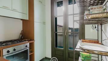 Frigorifero, forno, piano cottura, macchina per tè/caffè