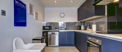 Kühlschrank, Mikrowelle, Ofen, Geschirrspüler