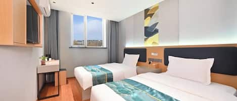 Een hotelkamer met twee bedden, een bureau, een raam met uitzicht en een modern wandontwerp.