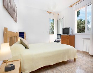 3 habitaciones y tabla de planchar con plancha