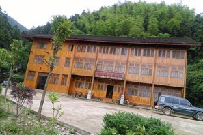 Ein mehrstöckiges Gebäude im traditionellen Baustil, mit flachem Dach und symmetrischer Fassade.