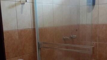 Regadera, toallas, jabón, shampoo