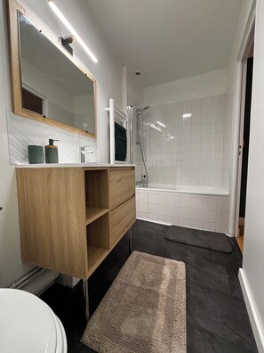 Handtücher, Seife, Toilettenpapier