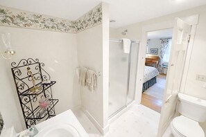 Een haardroger, handdoeken, zeep, toiletpapier