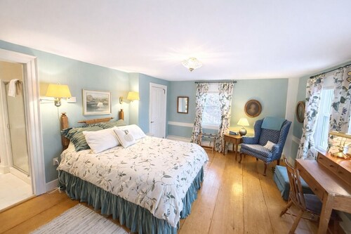 Charles Hewes Room: cozy room with queen size bed & private bath in historic B&B