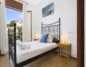 Room - Cozy Villa for 10 Persons (Blanes)