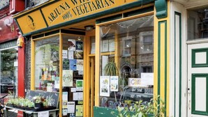 A storefront with a sign reading "100% Vegetarian." - Modern ensuite Studio Retreat off Vibrant Mill Rd (Cambridge)