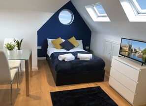 Unclassified image, 3 of 22, button - Stylish en-suite Studio in the Heart of Mill Road (Cambridge)