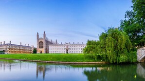 A historic building with a large courtyard and a calm water body in the foreground. - Modern ensuite Studio Retreat off Vibrant Mill Rd (Cambridge)
