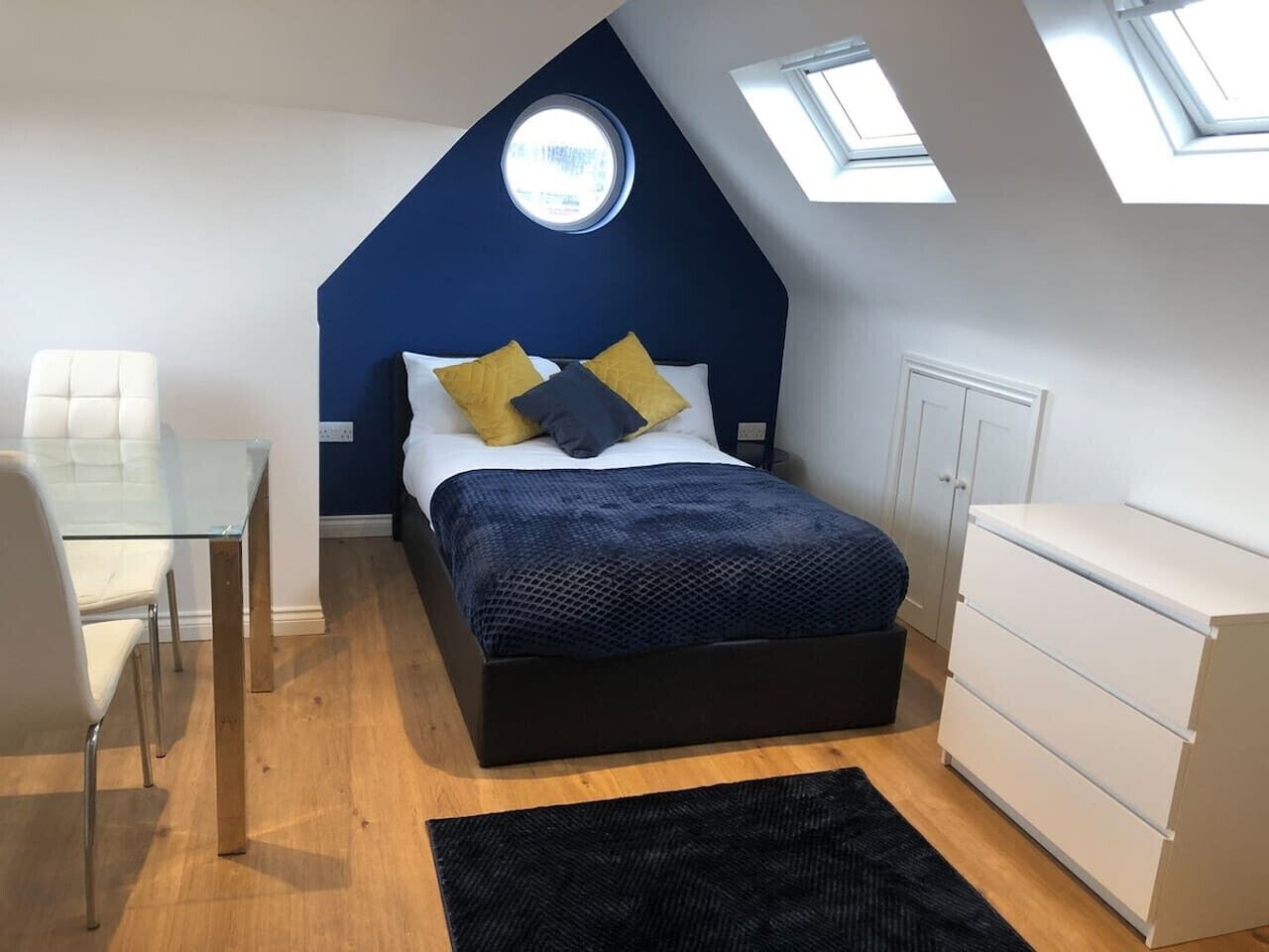 1 bedroom, desk, iron/ironing board, WiFi