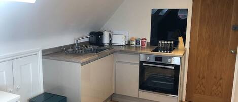 冷蔵庫、電子レンジ、オーブン、コンロ