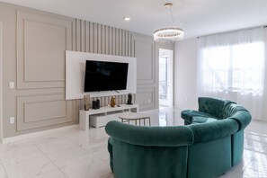 House | 9 bedrooms