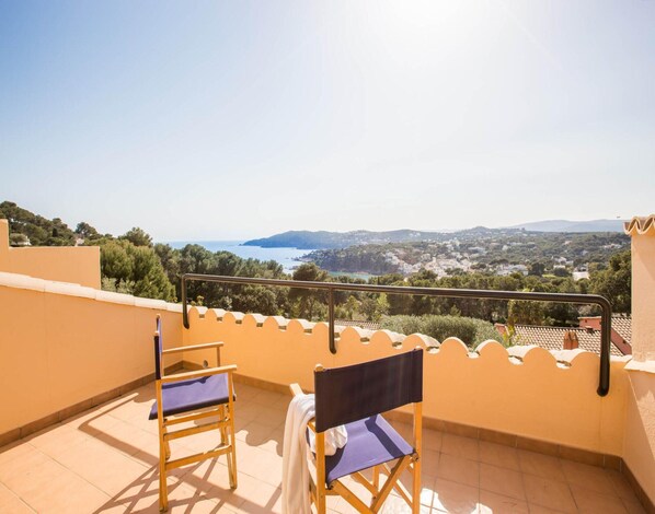 Villa | Balcony