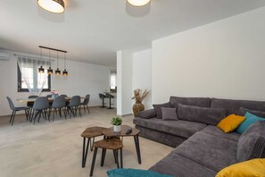 Una Smart TV, una mesa de tenis de mesa