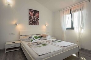 3 dormitorios, tabla de planchar con plancha, cuna de viaje