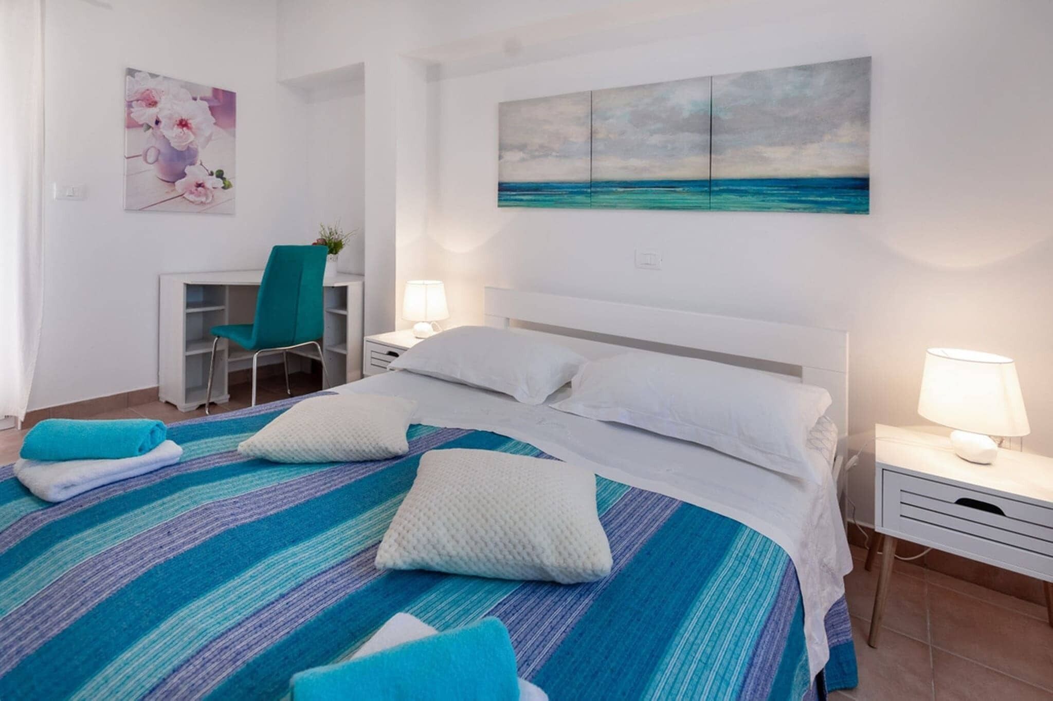 Una habitación de hotel con una cama, un escritorio y una silla.