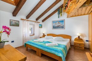 1 bedroom, travel crib, free WiFi - Apartment in Cres near the Beach (Cres)