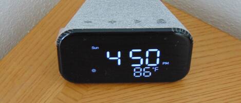A digital clock displaying 4:50 PM and 86°F.