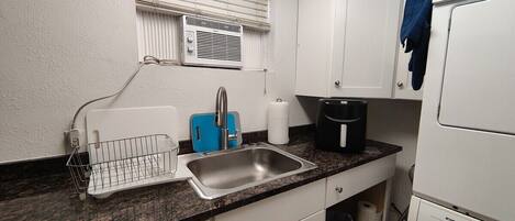 Kühlschrank, Mikrowelle, Wasserkocher mit Kaffee-/Teezubehör