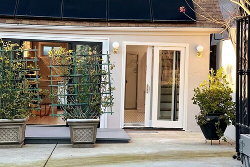 Private, remodeled cottage with modern amenities in desirable Crocker Highlands