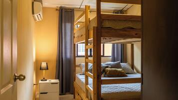 5 bedrooms, iron/ironing board, WiFi, bed sheets