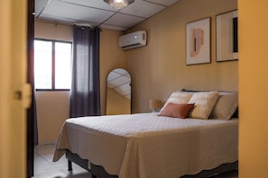 5 habitaciones, tabla de planchar con plancha, wifi y ropa de cama