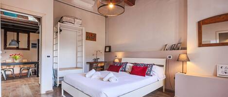 1 slaapkamer, een bureau, een strijkplank/strijkijzer, wifi