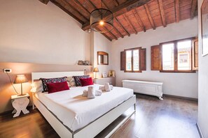 2 bedrooms, desk, iron/ironing board, WiFi
