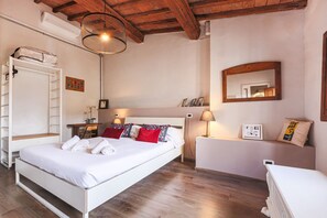 2 bedrooms, desk, iron/ironing board, WiFi