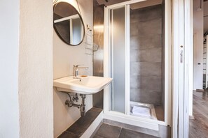 淋浴设施、吹风机、毛巾