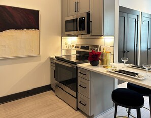 Køleskab, mikrobølgeovn, ovn, kogeplade