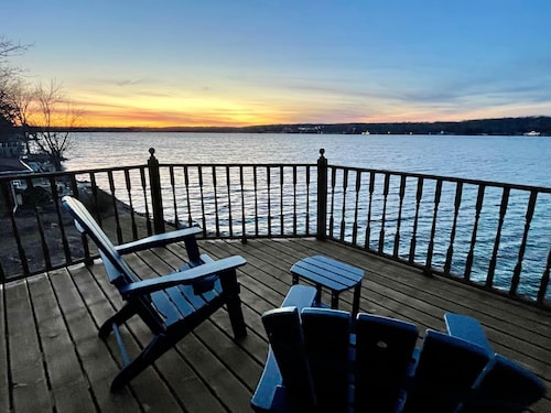 Waterfront Lake House with game room, private pier and kayaks in Lake Geneva